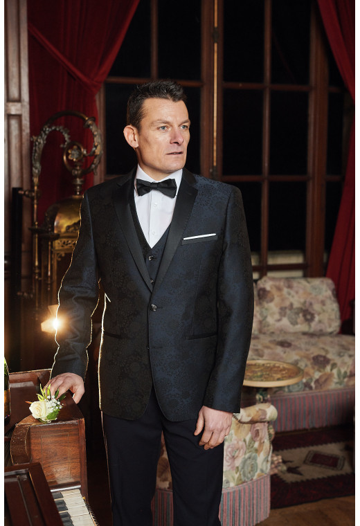 Homme portant le pantalon twill noir. Il comporte 2 poches avant et 2 poches arrière.