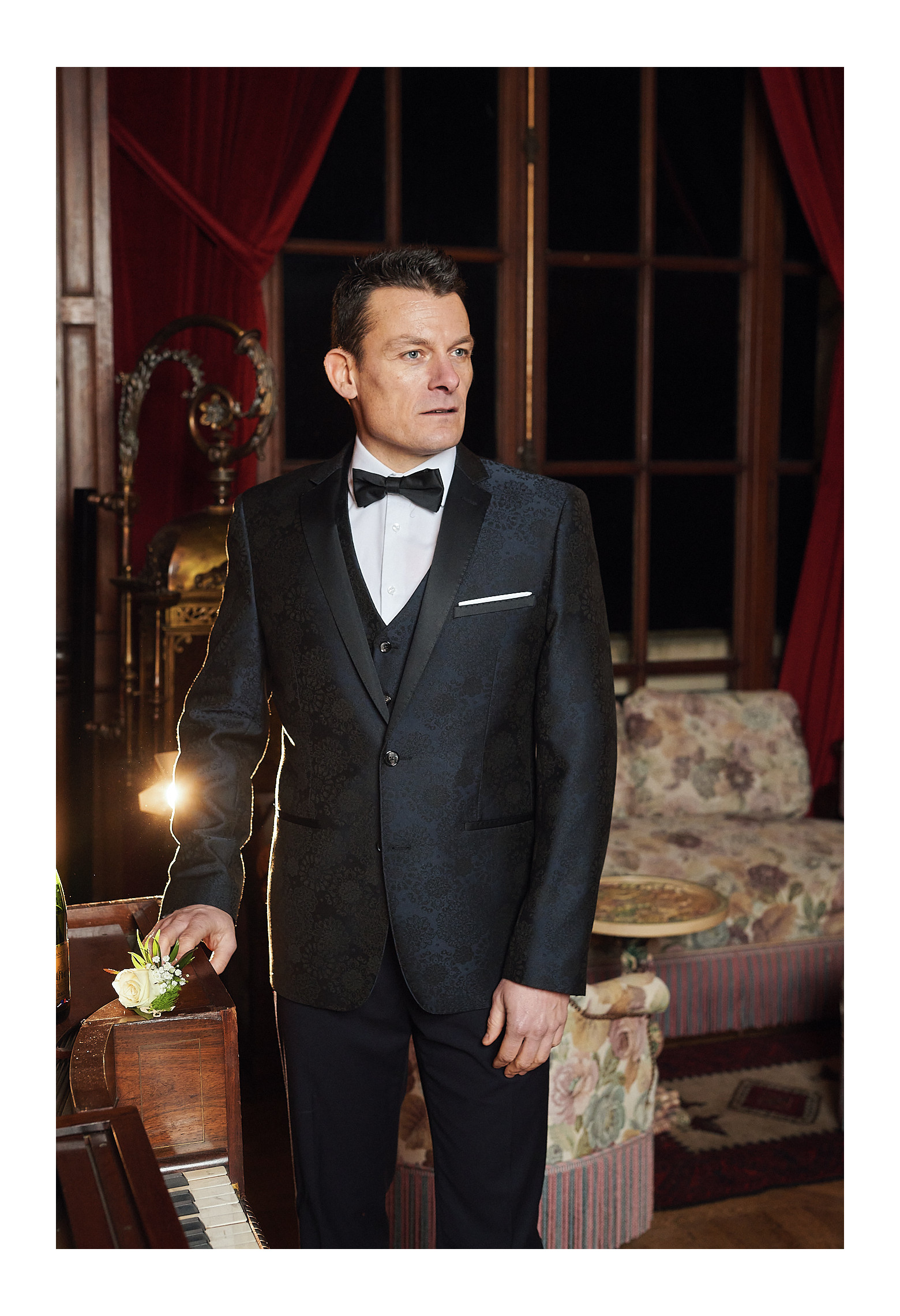 Homme portant le pantalon twill noir. Il comporte 2 poches avant et 2 poches arrière.