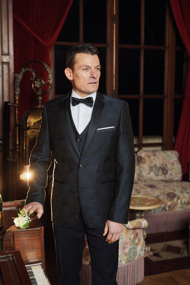 Homme portant le pantalon twill noir. Il comporte 2 poches avant et 2 poches arrière.