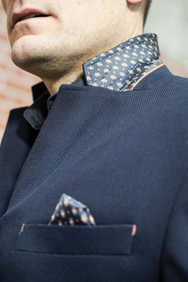 Zoom sur le dessous de col et le mouchoir de poche de la veste  slim effet maille marine.