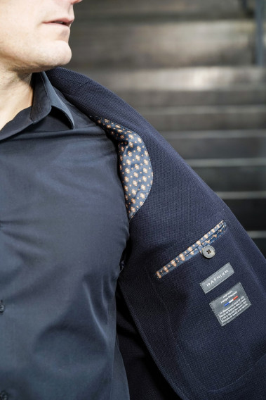 Zoom sur l'intérieur de la veste slim effet maille marine. Elle comporte 2 poches intérieures.