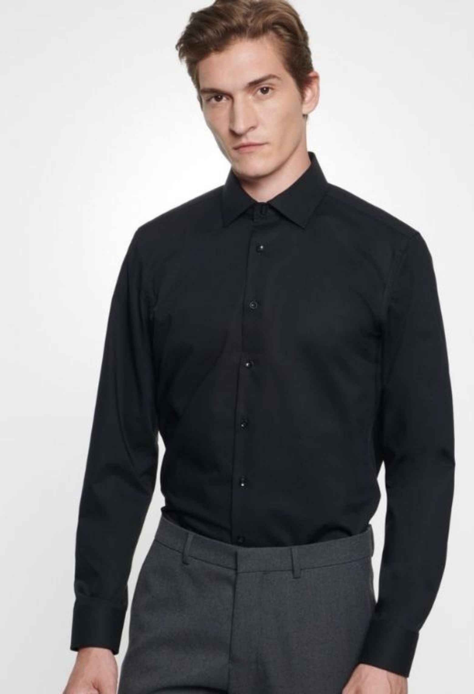 Homme portant la chemise slim unie noire manches longues.