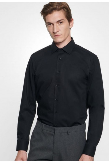 Homme portant la chemise slim unie noire manches longues.