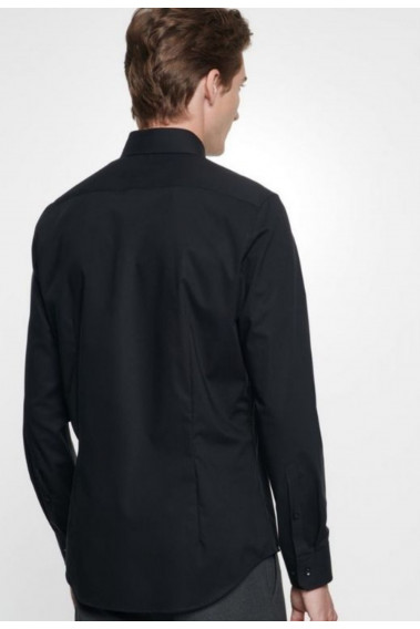 Homme de dos portant la chemise slim unie noire.