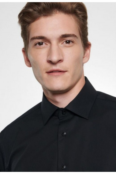 Zoom sur le col de la chemise slim unie noire.