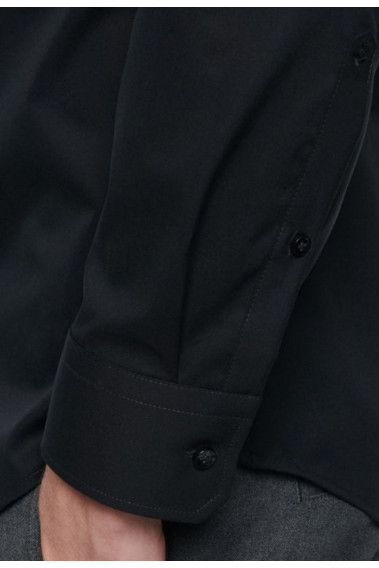 Zoom sur la manche de la chemise slim unie noire.