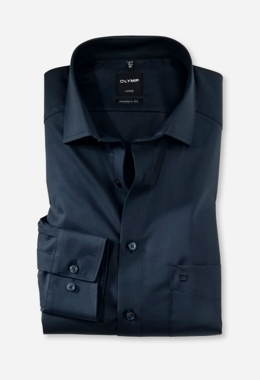 Chemise slim unie bleu nuit. Elle est à manches longues.