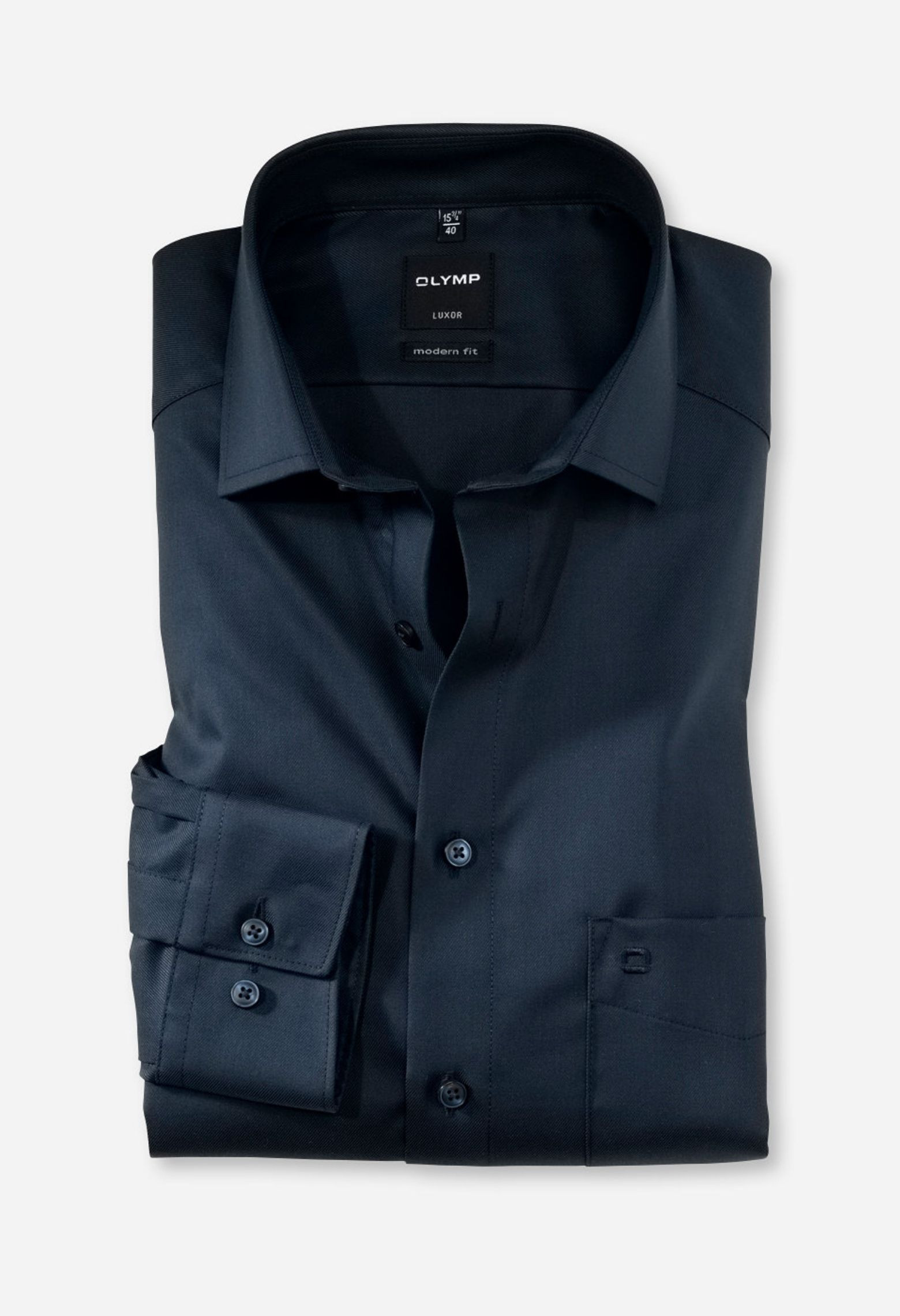 Chemise slim unie bleu nuit. Elle est à manches longues.