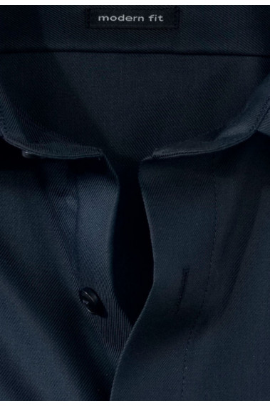 Zoom sur le col de la chemise regular unie bleu nuit.
