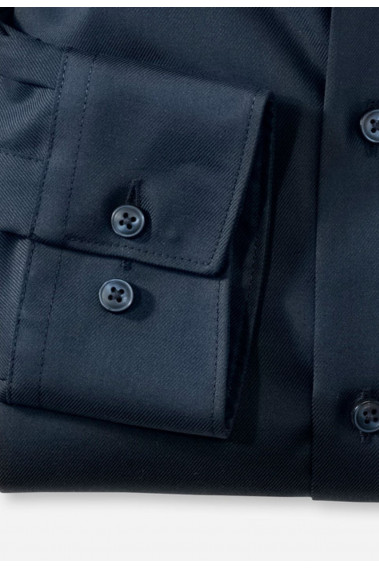 La chemise slim unie bleu nuit comporte une poche poitrine.