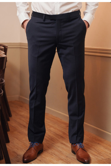 Zoom sur le pantalon du costume SULTAN marine. Il porte des chaussures marrons.