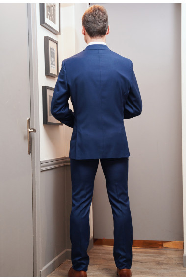 Homme de dos portant la veste DIANA bleue.