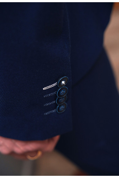 Zoom sur la manche de la veste DIANA bleue. Elle comporte 4 boutons.
