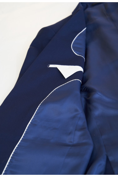 Zoom sur l'intérieur de la veste DIANAI bleue. Elle comporte 2 poches intérieures.