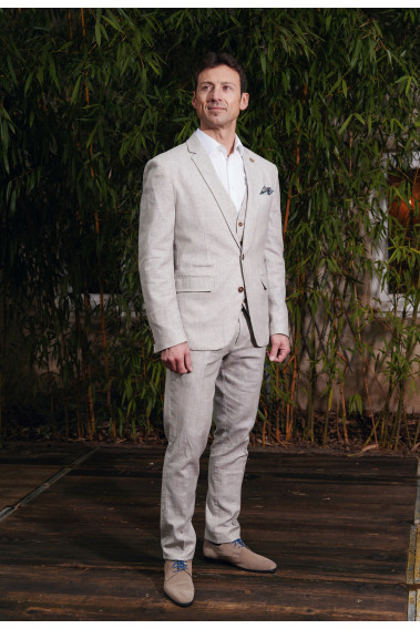 Homme portant la veste VENETO beige. Elle comporte une poche poitrine et 2 poches à rabat.