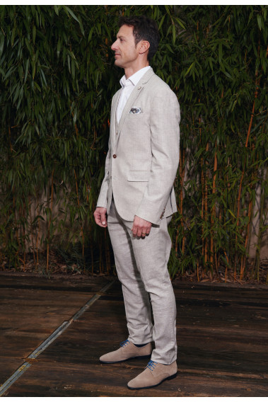 Homme de profil portant la veste VENETO beige