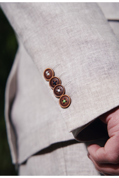 Zoom sur la manche de la veste VENETO beige. Elle comporte 4 boutons.