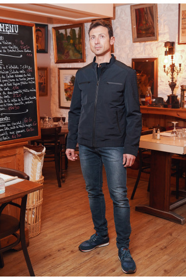 Homme portant le blouson ALPHA marine. Il comporte 2 poches de poitrine et 2 poches verticales.