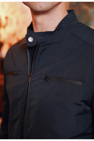 Zoom sur le col droit du blouson ALHPA marine