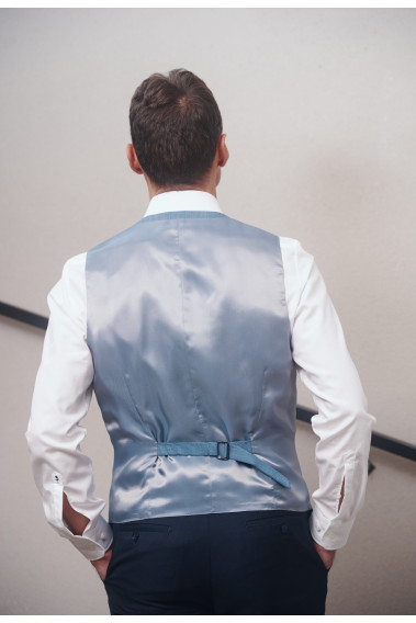 Homme de dos portant le gilet CHRIS bleu avec possibilité de le resserrer.