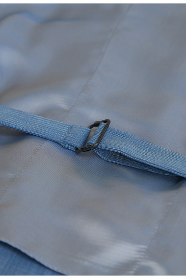 Gilet CHRIS bleu comportant une patte de serrage dans le dos.