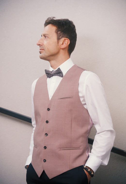Homme portant le gilet CHRIS bois de rose accompagné d'un nœuds papillon.