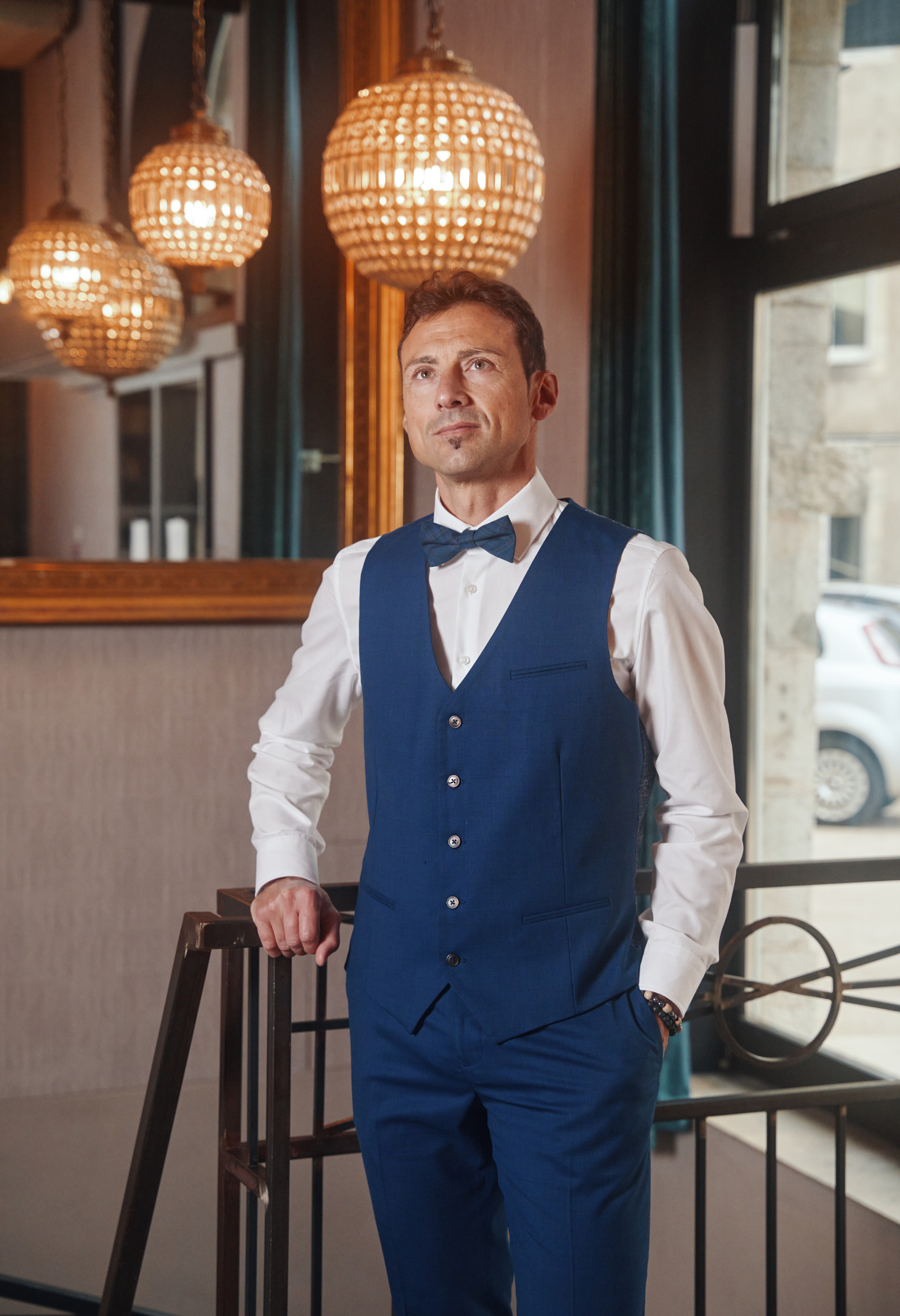 Homme portant le gilet  CHRISP carreaux bleu accompagné d'un nœuds papillon.