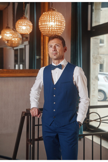 Homme portant le gilet  CHRISP carreaux bleu accompagné d'un nœuds papillon.