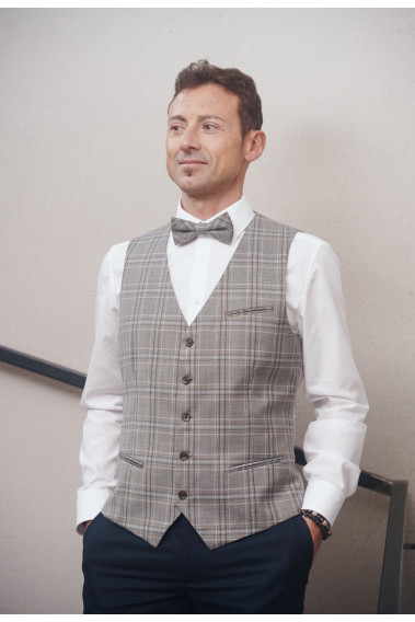 Homme portant le gilet CHRISP carreaux beige accompagné d'un nœuds papillon.