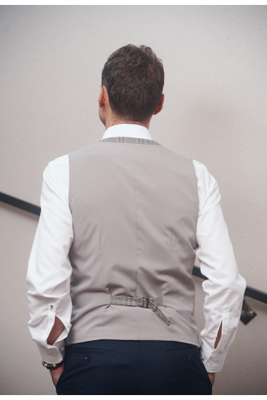 Homme de dos portant le gilet CHRISP carreaux beige avec possibilité de le resserrer.