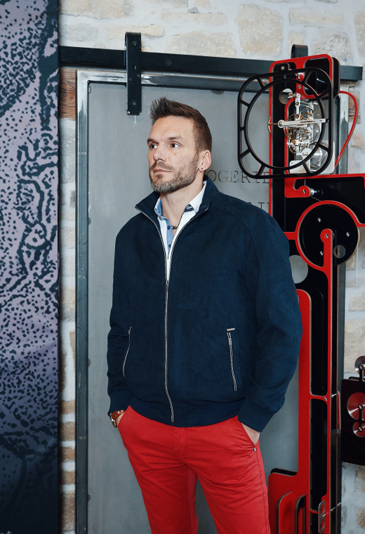 Homme portant le blouson DAWSON marine. Il comporte 2 poches verticales.