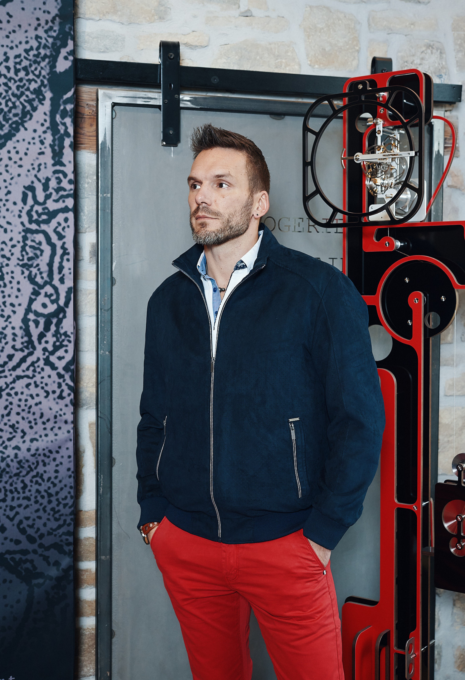 Homme portant le blouson DAWSON marine. Il comporte 2 poches verticales.