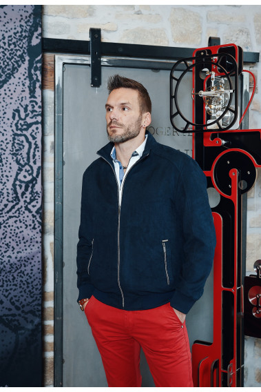 Homme portant le blouson DAWSON marine. Il comporte 2 poches verticales.