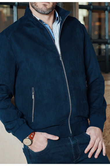 Homme portant le blouson DAWSON marine. Il comporte 2 poches verticales.