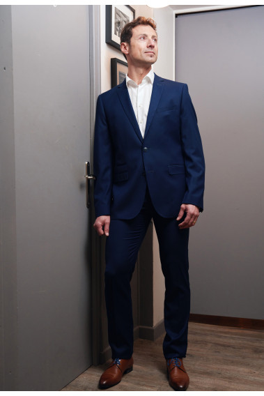 Homme portant le pantalon DIANA bleu. Il comporte 2 poches avant et 2 poches arrière.