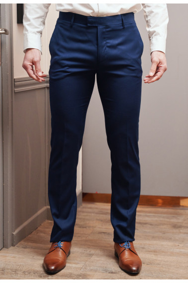 Homme portant le pantalon DIANA bleu. Il comporte 2 poches avant et 2 poches arrière.