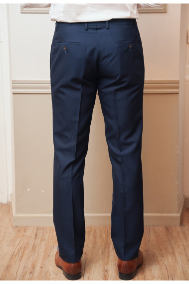 Homme de dos portant le pantalon DIANA bleu. Il comporte 2 poches avant et 2 poches arrière.