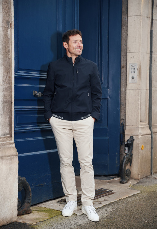 Homme portant le blouson EAMOND marine. Il comporte 2 poches repose mains.