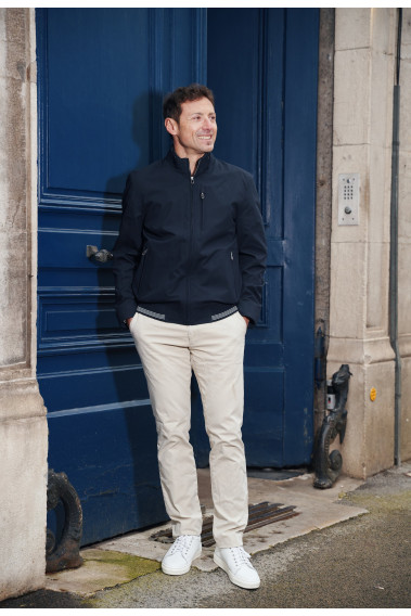 Homme portant le blouson EAMOND marine. Il comporte 2 poches repose mains.