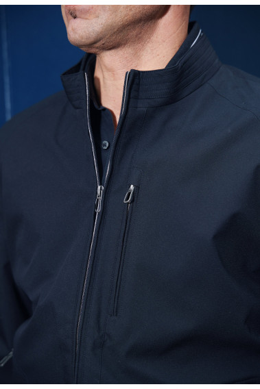 Zoom sur le col du blouson EAMOND marine.