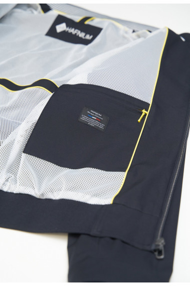 Zoom sur l'intérieur du blouson EAMOND marine. Il comporte 2 poches intérieures.