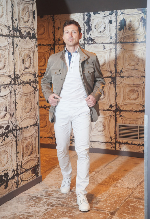 Homme portant la Parka  FIDJI kaki. Elle comporte 2 poches poitrine, 2 poches à rabat.