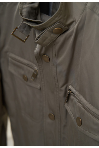 Zoom sur la parka FIDJI kaki. Elle possède un col montant et une fermeture éclair et des boutons pressions.