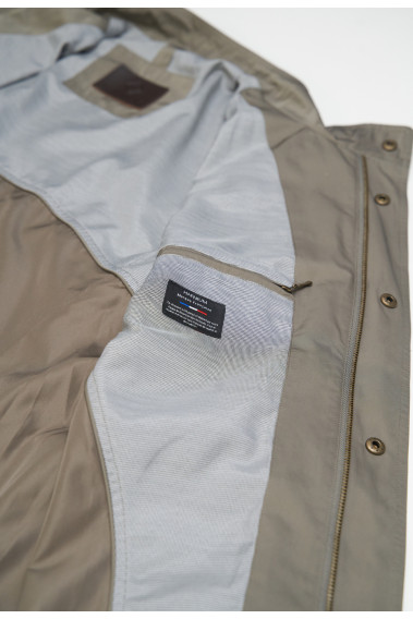 Zoom sur l'intérieur de la parka FIDJI kaki. Elle comporte 2 poches intérieures.