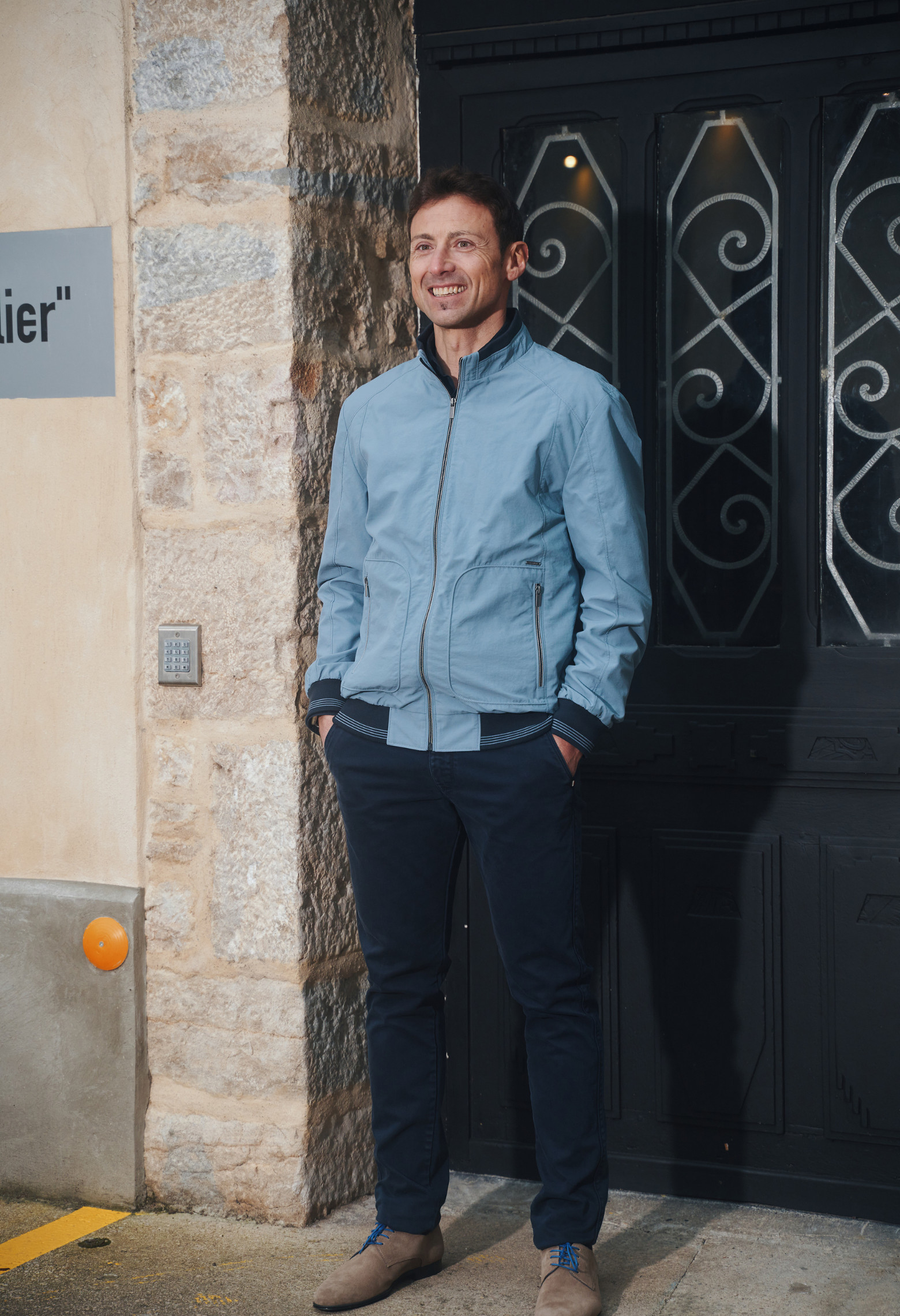 Homme portant le blouson  JUMBO bleu clair. Il comporte 2 poches repose mains.