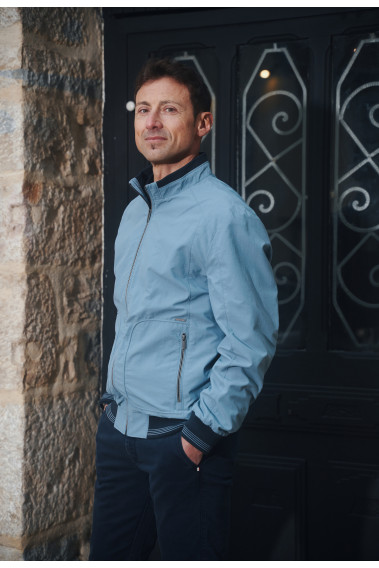 JUMBO bleu clair. Il comporte 2 poches repose mains.