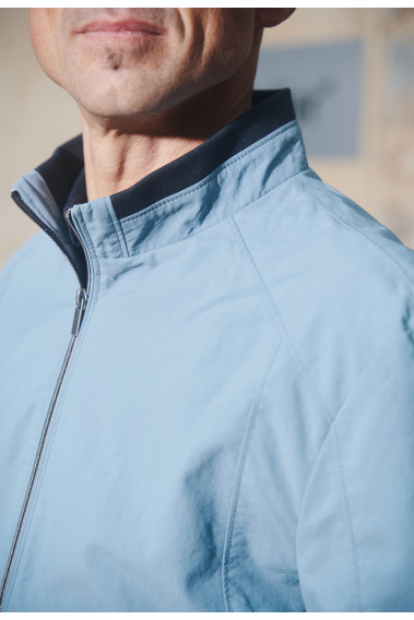 Zoom sur le col droit du  le blouson  JUMBO bleu clair.