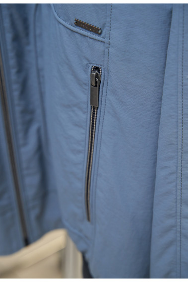 Zoom sur la poche du blouson JUMBO bleu clair.