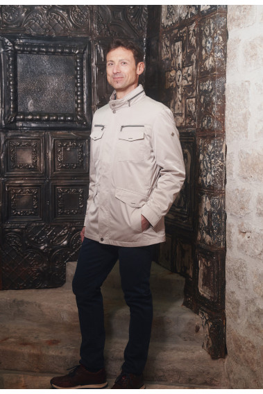 Homme portant la parka  KALEO beige. Elle comporte 2 poches poitrine, 2 poches à rabat.