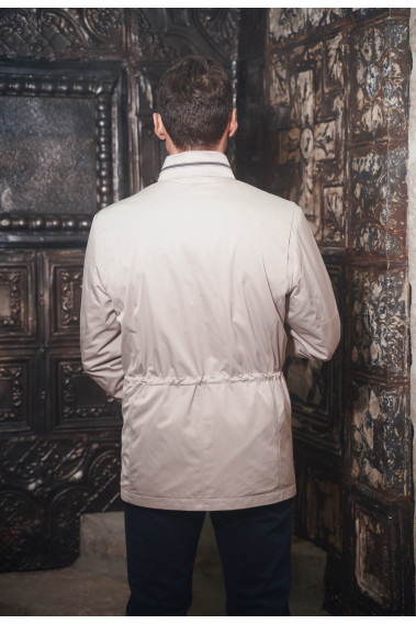 Homme de dos portant la parka KALEO beige. Elle comporte un cordon de serrage.